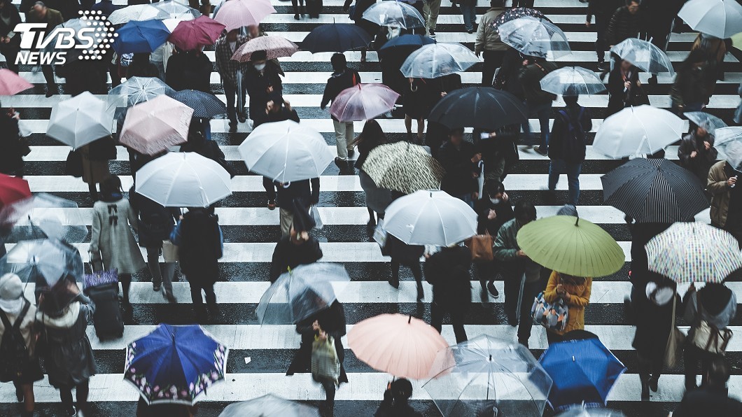 今年最強豪雨襲關東 北海道沙塵暴12車撞