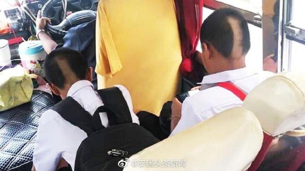 髮禁太嚴!泰2男學生沒達標 後腦勺被剃出「高速公路」