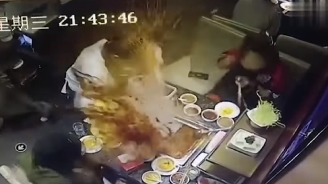 客人打火機掉進火鍋 服務生幫撈突爆炸滾燙辣湯噴臉