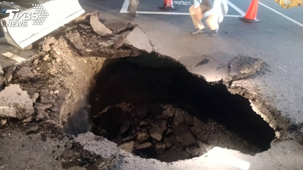 高市道路「天坑」深逾3公尺 急封路修復