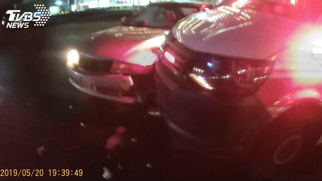 又撞救護車! 駕駛:聽到鳴笛但不知車位置