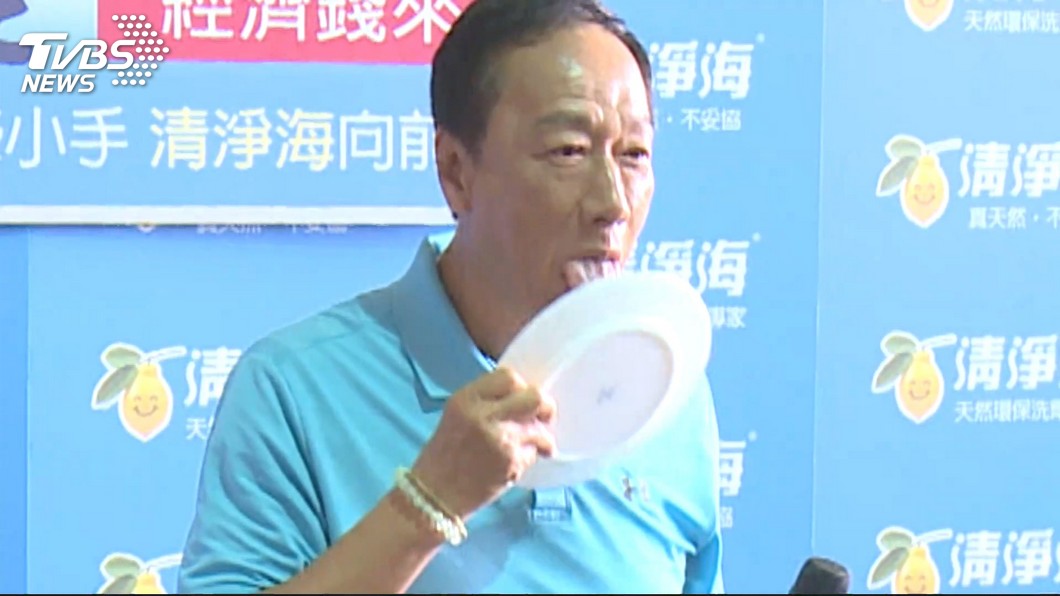 郭台銘舔盤　柯狂笑：我不做那噁心的事