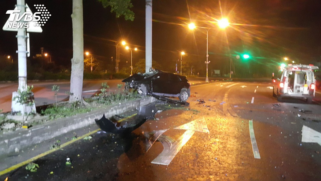 2青少年凌晨無照駕車　高速失控衝撞分隔島
