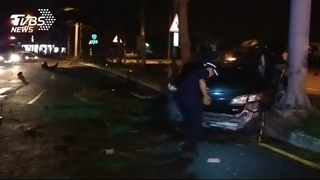 16歲少年無照開車 闖紅燈閃車撞噴引擎2傷
