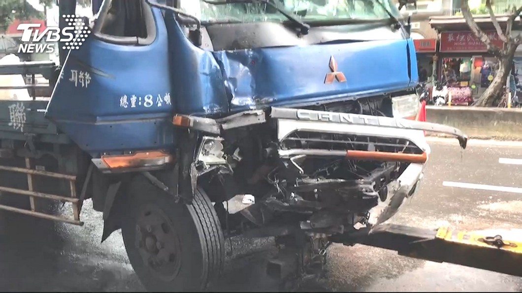 貨車追撞公車!女乘客摔落地 滾一圈