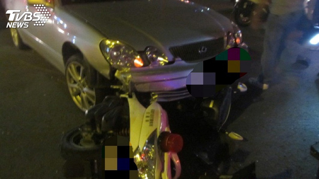 高市警機車與自小客車擦撞 1女警腳骨折