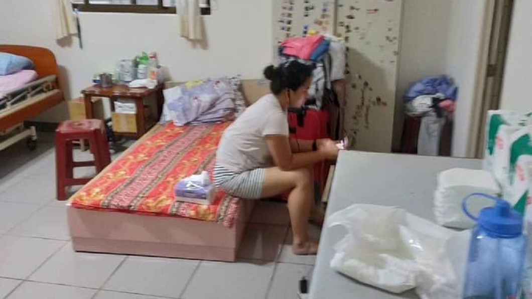 放病人曝曬2小時!移工屋內滑手機 嗆換雇主還爽拿補助