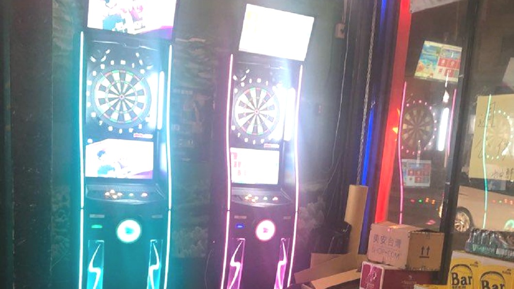 小孩按飛鏢機遭老闆斥責 母氣瘋:我在旁邊還一直罵