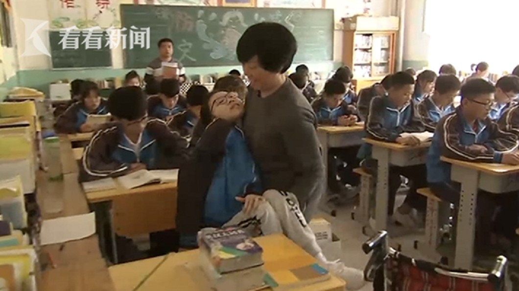 患漸凍症「活不過3歲」 奶奶背她讀到學霸:我當她腿