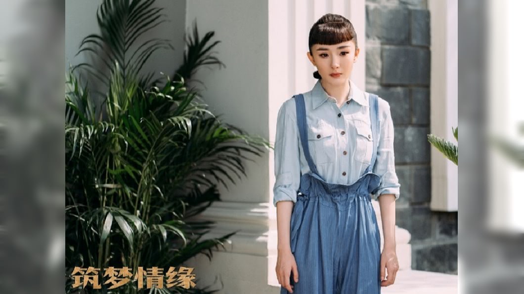 楊冪戲服因吊帶被胸部擠到兩旁，被網友說就像括號的形狀一樣。圖／翻攝微博