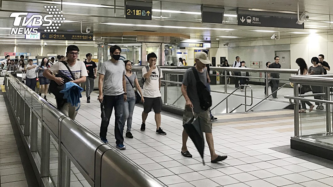 不會用悠遊卡…阿嬤遭孫「硬推」 她目睹超火大