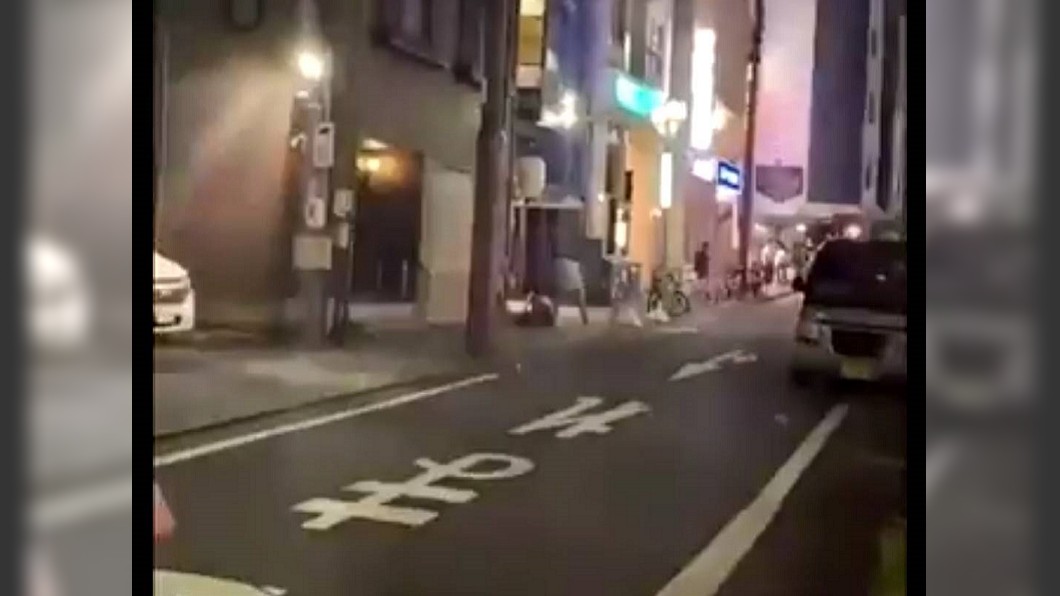 悚!鬧區驚傳當街斬殺案 兇刀直插男子腹部淌血亡