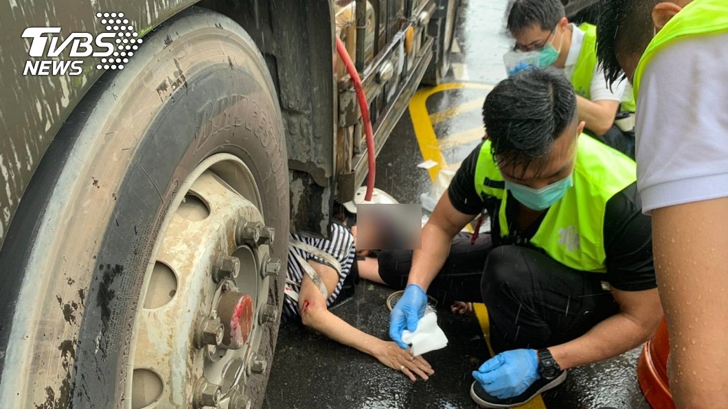 女騎士擦撞遭捲砂石車底 機車秒成廢鐵