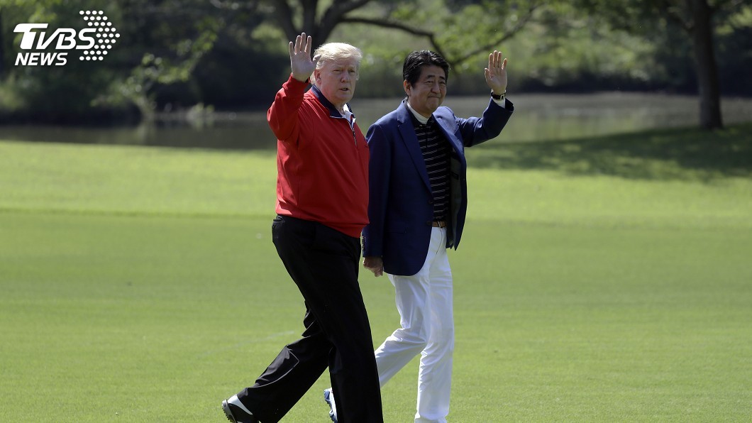 安倍生前跟川普一起打高球。（資料照／達志影像美聯社）