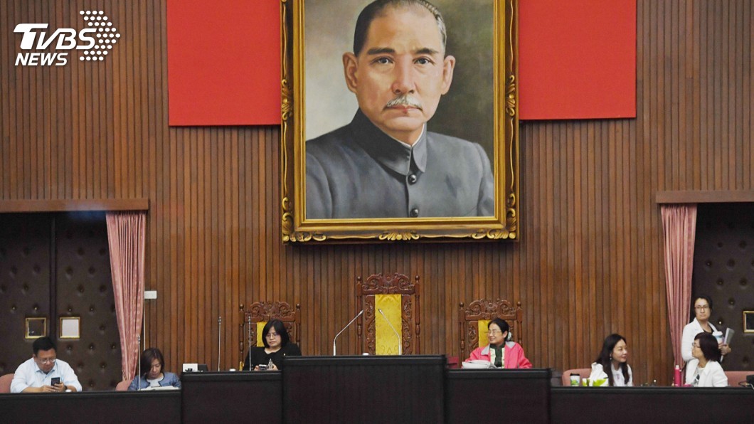 立院明召開談話會　20藍委突襲闖議場占據主席台