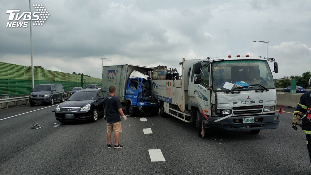 國道2號車禍事故 小貨車駕駛送醫不治