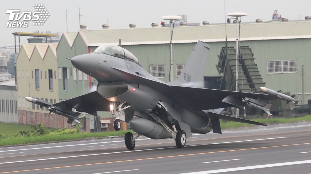 國軍三型主力戰機成功降落戰備道 蔡總統校閱