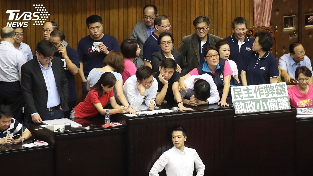 藍委搶奪投票櫃 立法院議事人員掛彩