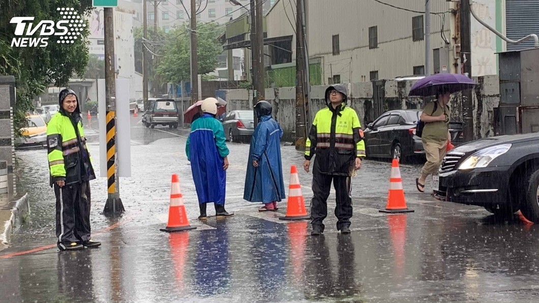 鋒面夾帶大雨 桃園捷運A8站等路面積水