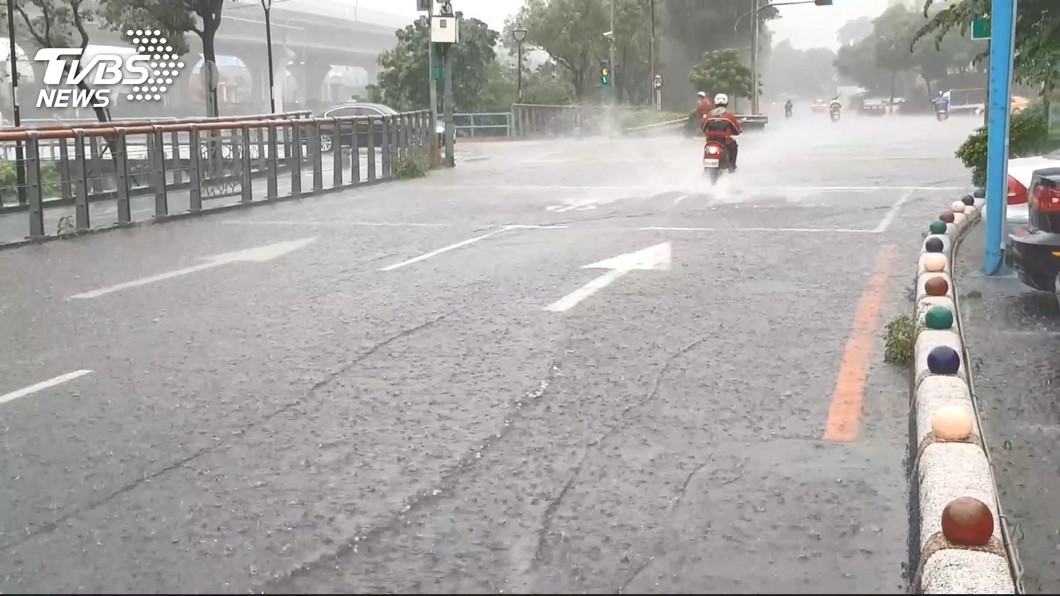 全台濕3天!颱風、低壓帶過境「雨炸」 劇烈天氣襲南部