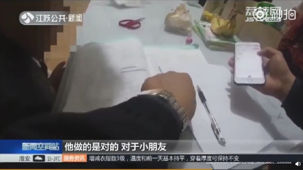 員警到場得知,原來母子倆是為了一道數學題答案而意見相左,結果幫忙驗算,兒子答案是對的。(圖/翻攝自微博)