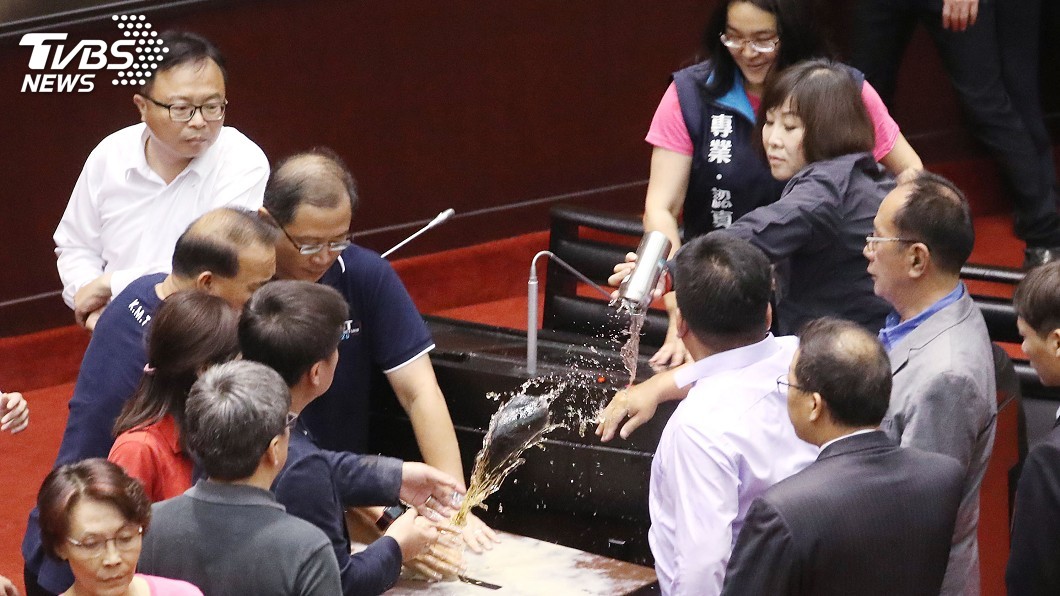 立委推擠丟水球　混亂中通過李進勇任中選會主委