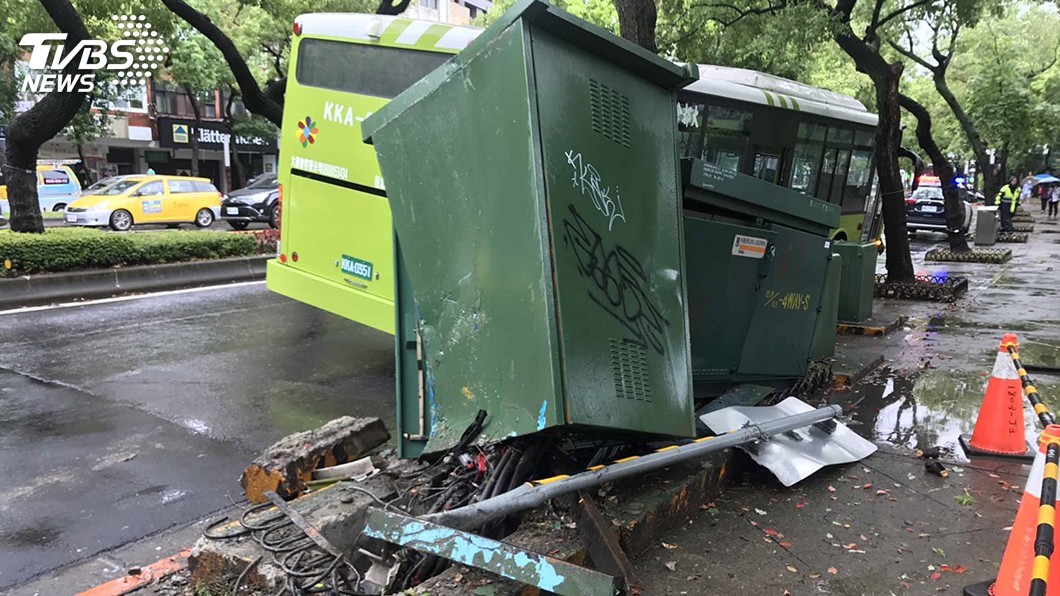 北市公車撞變電箱 台電:搶修後817戶已正常供電