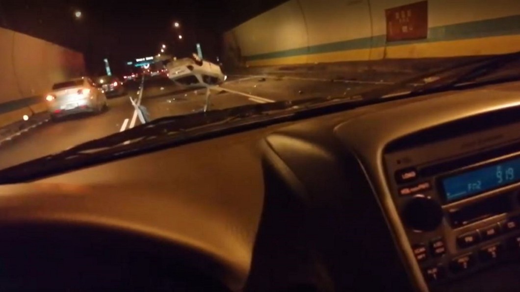快訊/國三木柵隧道翻車 轎車擦撞翻覆駕駛傷