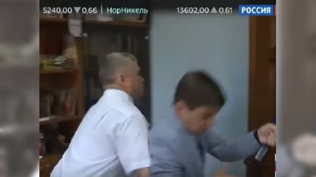 果真戰鬥民族! 俄官員被問貪汙抓狂怒摔記者