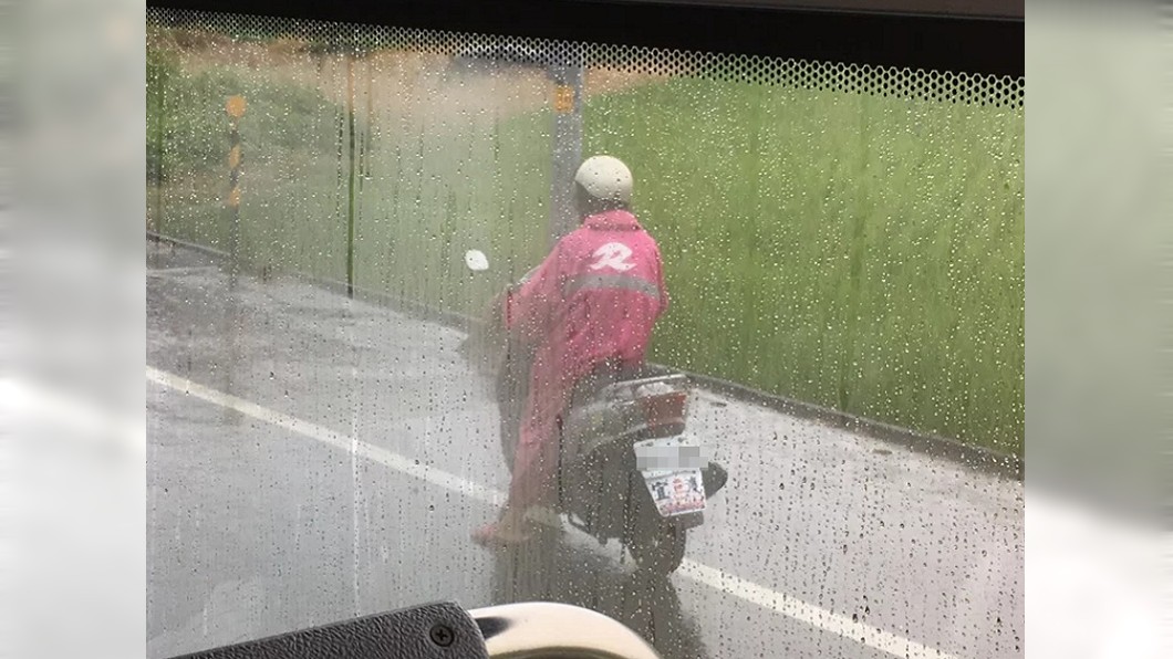 旅遊中遇演習!他驚見婦慘淋雨30分鐘 兩派網友戰翻