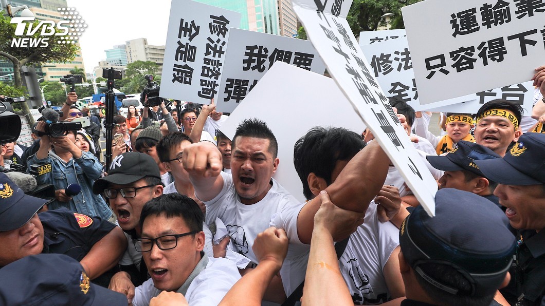 Uber駕駛政院抗議　欲丟擲雞蛋遭警方架離