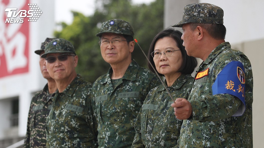 國軍實施反機降操演 蔡總統著迷彩服親臨視導