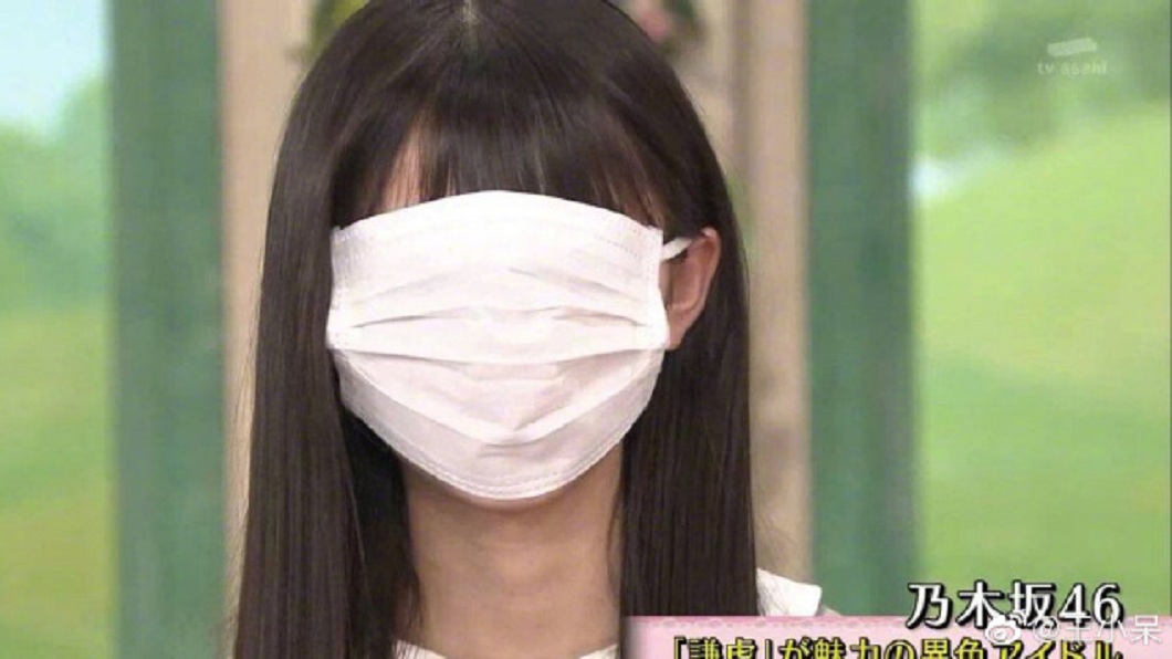 沒想到一戴上去，齋藤飛鳥的臉完全被口罩遮住。(圖／翻攝自微博)