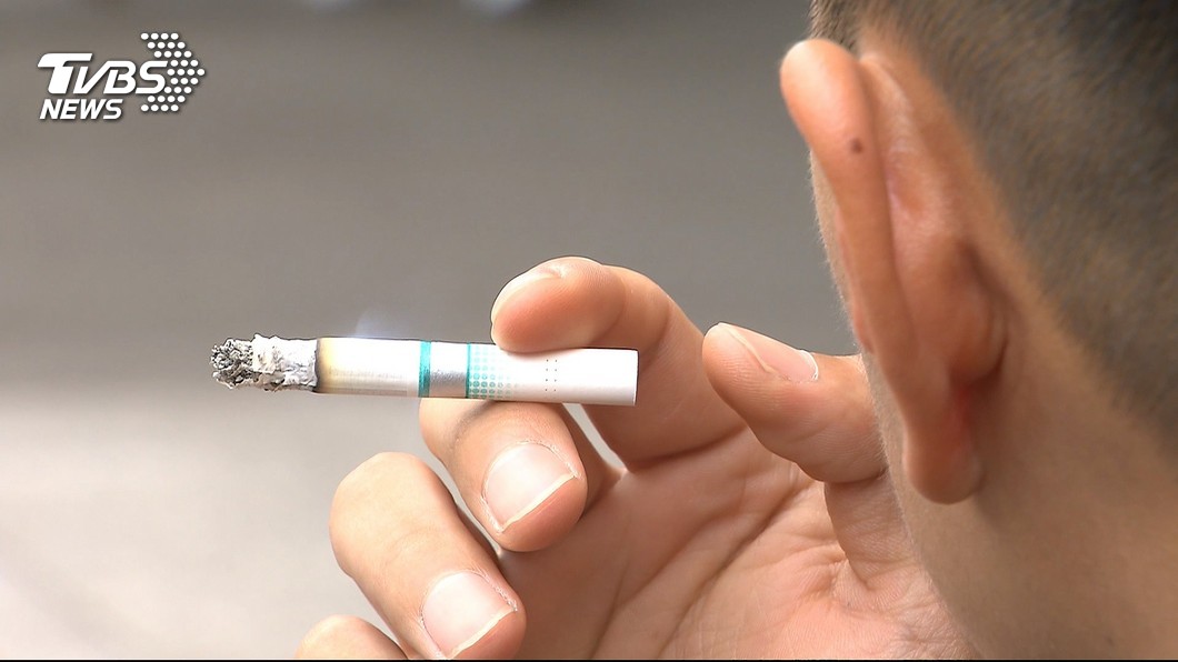 還抽菸嗎?他製毒氣室拿蟑螂實驗 連抽20根菸結局驚人