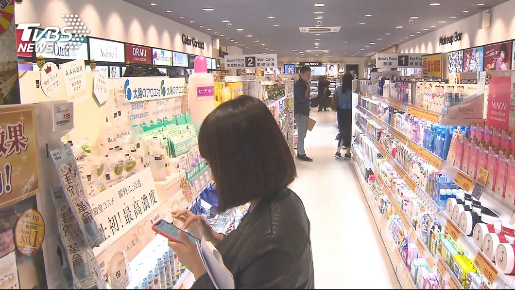 買套子結帳!女店員突「大叫」他崩潰 網反讚:超敬業