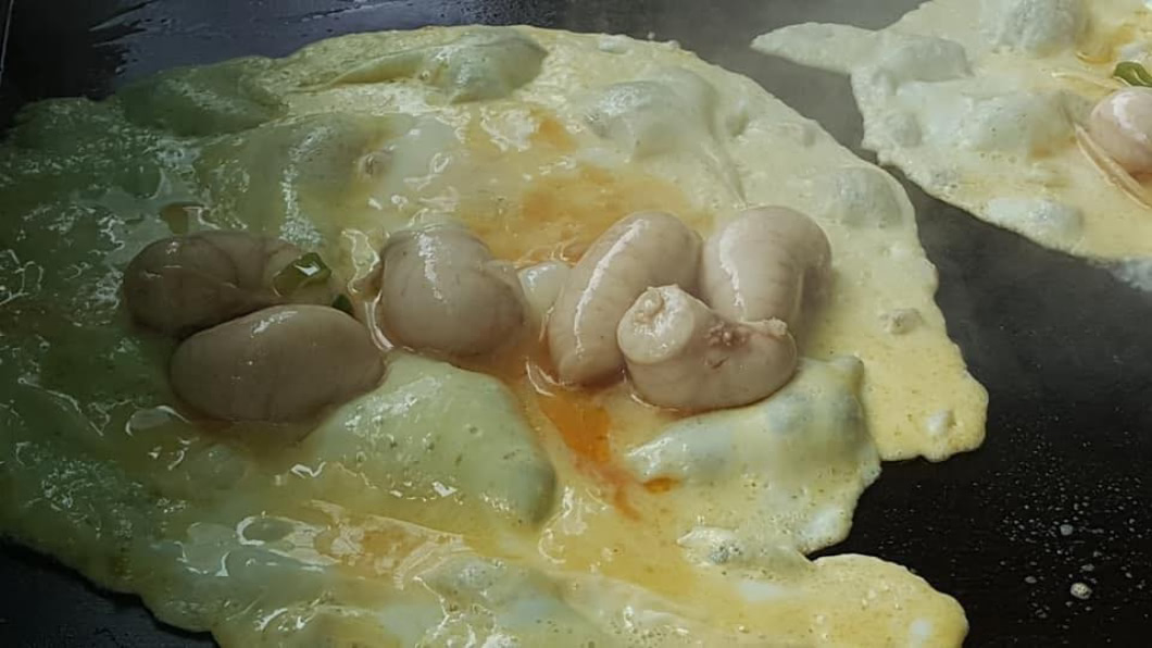 「壯陽聖品」肥美的雞佛,讓蛋餅話題性十足。圖/「台南美食筆記簿」授權提供