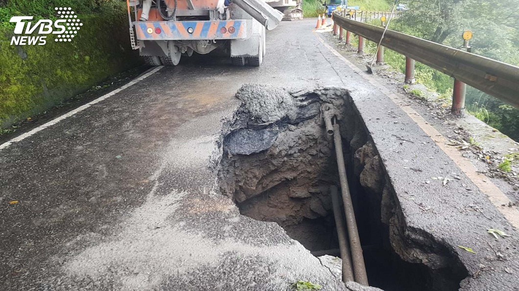路基流失 翠峰派出所到合歡山雙向禁止通行