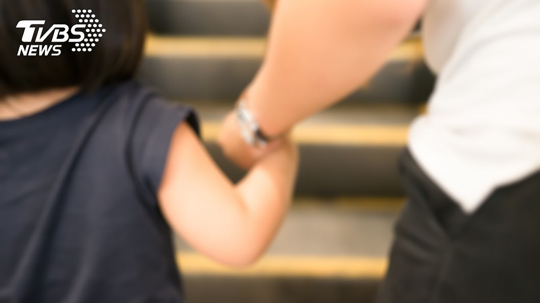 邀玩躲貓貓！狼師脫褲逼「不摸用親的」　她傻吐這句揭發
