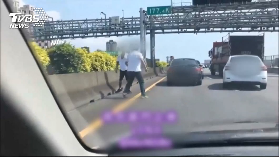 高速公路變「格鬥擂台」　兩車駕駛占道互毆