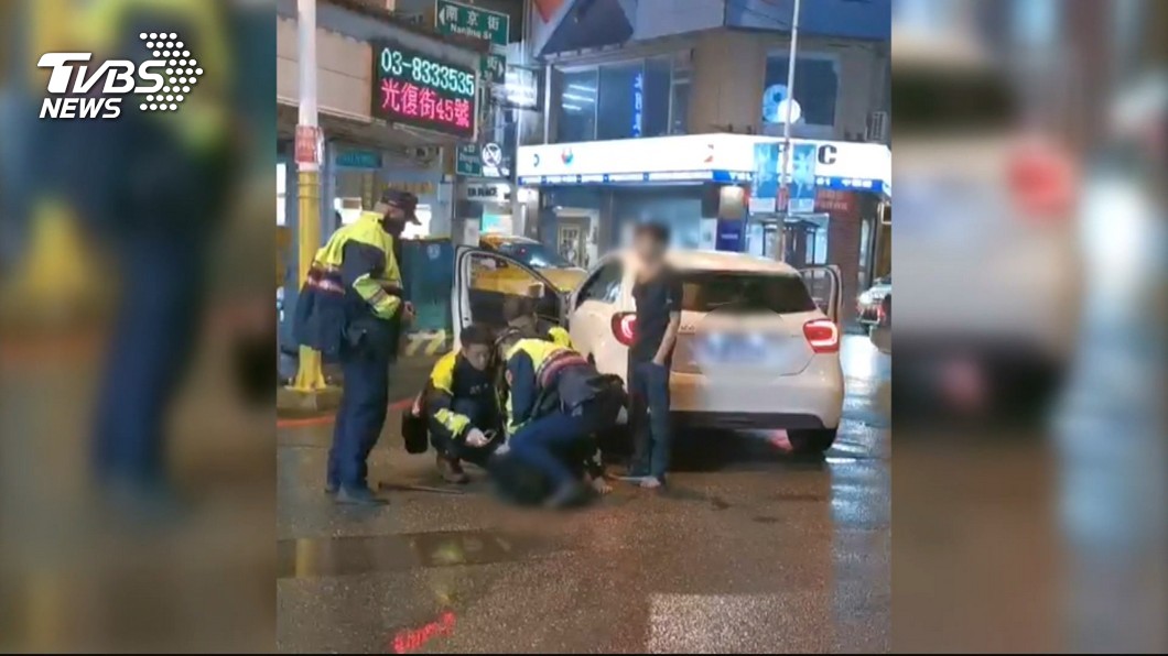 開車擄人?員警壓制駕駛 才知「載友送醫」