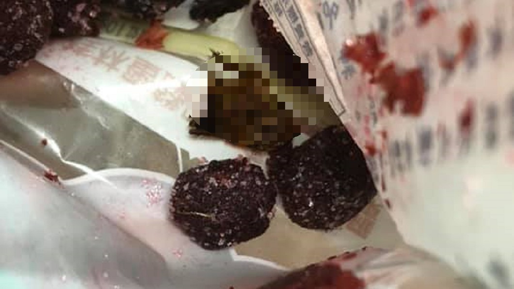 蜜餞底部藏「半個驚喜」!他崩潰:我剛對嘴倒...