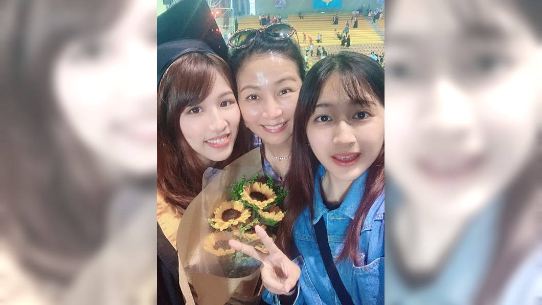 方文琳和2個女兒合照。圖/翻攝方文琳臉書
