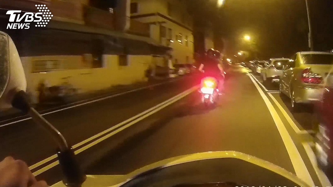 酒駕機車雙載還換人騎 一路違規吞多張罰單
