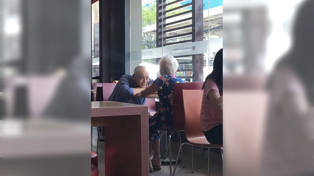 白髮夫妻速食店約會…夫趴桌深情凝望妻 網羨:真愛無誤