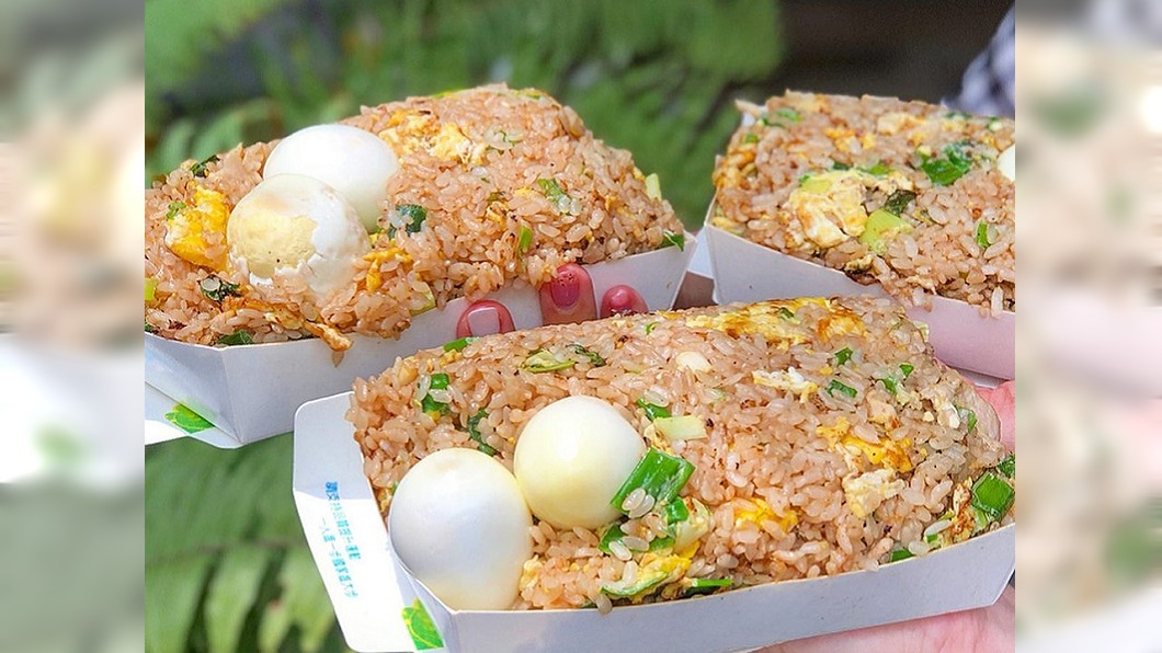 佛心爺賣50元炒飯…裝到餐盒炸裂「還附水煮蛋」網看傻