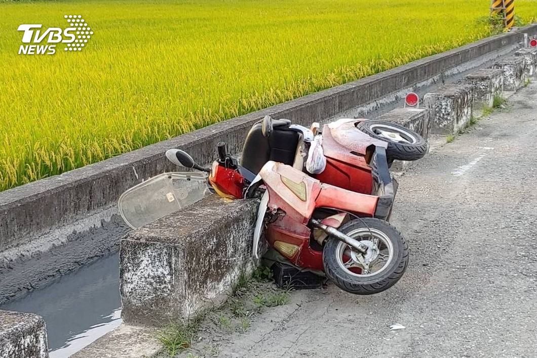 快訊/騎車擦撞路邊石塊 男子意外墜溝溺斃