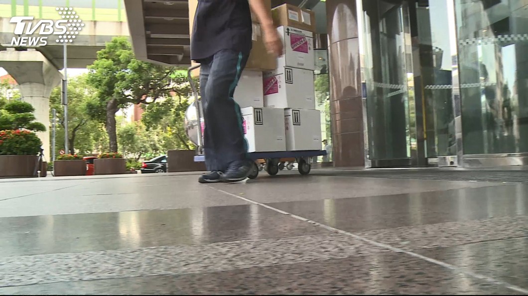 外送員雨天趕送便當 騎樓慘摔撞頭抽搐