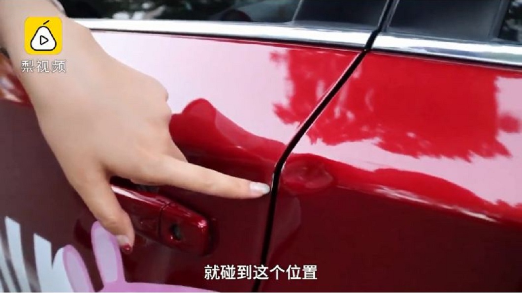 事後女車主指出車門被撞凹的地方。(圖/翻攝自梨視頻)