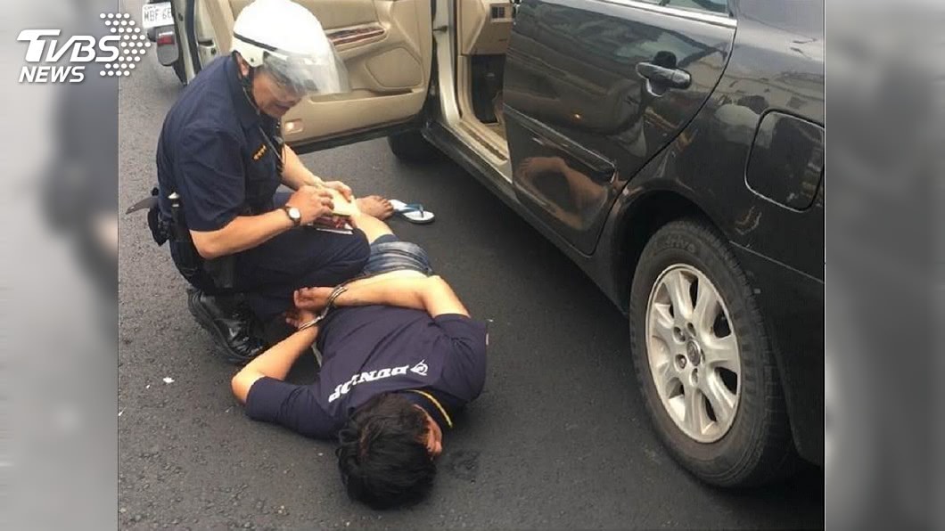 警方循線逮捕弒父的胡姓男子。(圖／TVBS)