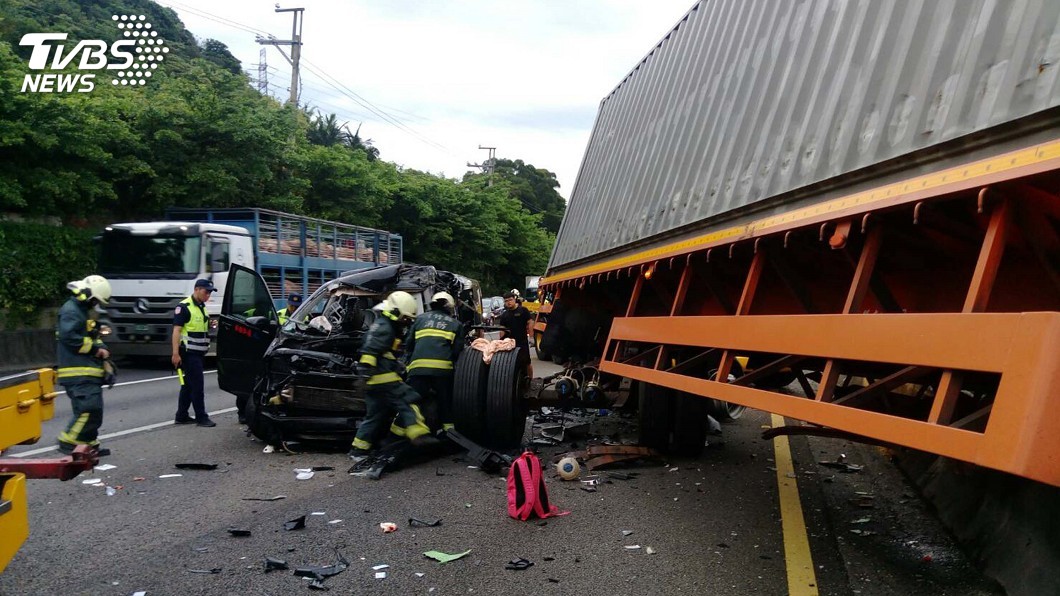 國道聯結車與轎車碰撞事故 1死6輕重傷